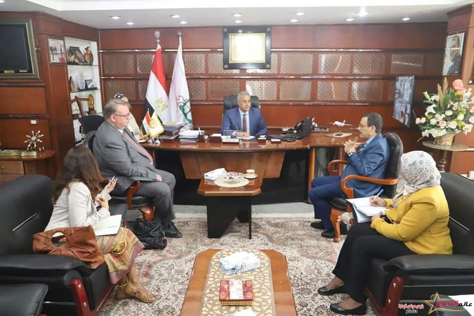 وزير القوى العاملة يلتقي د. أحمد درويش و"اريك أوشلان" بمكتبه بالديوان العام بالوزارة 1 وزير القوى العاملة يلتقي د. أحمد درويش و"اريك أوشلان" بمكتبه بالديوان العام بالوزارة
