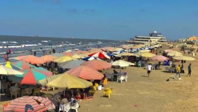 شاطىء بورسعيد يستقبل الٱلأف من الزائرين للاستمتاع بالأجواء الصيفية للمحافظة