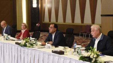 مدبولي يستكمل زيارته لشرم الشيخ ويستهلها بعرض تقديمي حول المشروعات الجاري تنفيذها بالمدينة