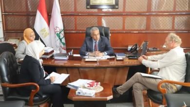 وزير القوى العاملة خلال لقائه مع مسؤول"العمل الدولية"