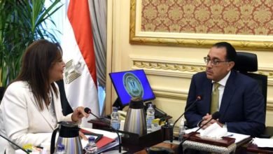 رئيس الوزراء يستعرض مع وزيرة التخطيط عددا من الملفات