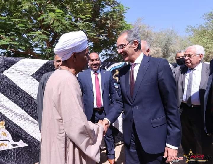 طلعت يفتتح ويتفقد عدد من مشروعات وزارة الاتصالات وتكنولوجيا المعلومات بقرى حياة كريمة فى محافظة قنا 6 طلعت يفتتح ويتفقد عدد من مشروعات وزارة الاتصالات وتكنولوجيا المعلومات بقرى حياة كريمة فى محافظة قنا