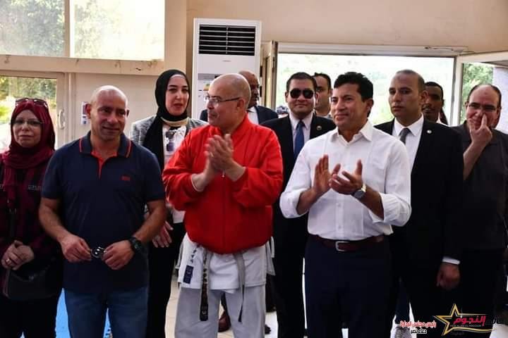 صبحي يفتتح تطوير ملعب الكرة الخماسي ويُكرم الأبطال الدوليين بنادي الزهور الرياضي