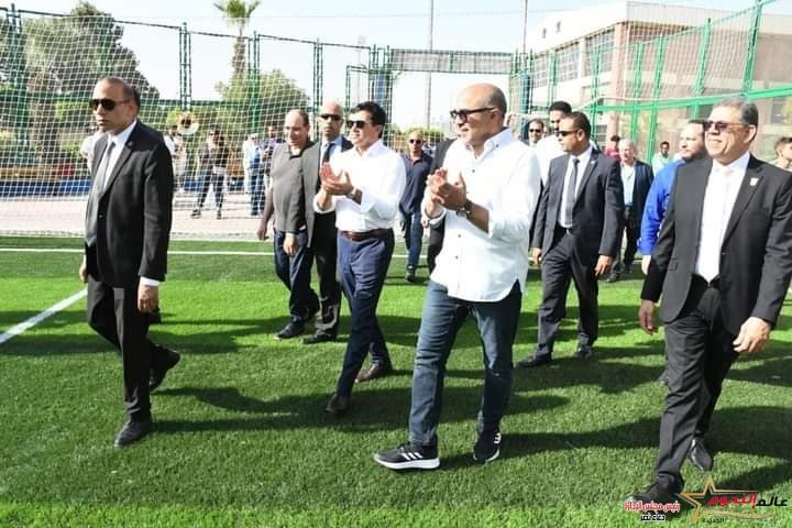 صبحي يفتتح تطوير ملعب الكرة الخماسي ويُكرم الأبطال الدوليين بنادي الزهور الرياضي