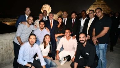 وزير الرياضة يصطحب رئيس الأولمبية الدولية في جولة سياحية بمنطقة الأهرامات