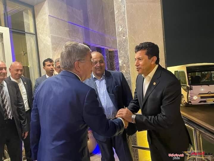 وزير الرياضة يُودع رئيس اللجنة الأولمبية الدولية بعد زياراته الرسمية لمصر 