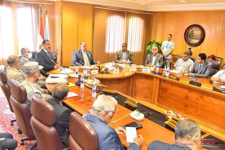 محافظ أسيوط يناقش خطة هيئة تعليم الكبار لعام 2022/2023 ويؤكد محو أمية 32635 دارس العام الماضي