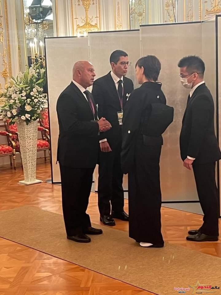  الوزير ينوب عن السيد رئيس الجمهورية ويشاركه السفير المصري في تقديم واجب العزاء