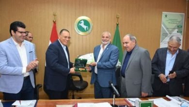 محافظ الشرقية يُكرم مدير إدارة العلاقات العامة بالديوان العام لبلوغه السن القانوني للمعاش