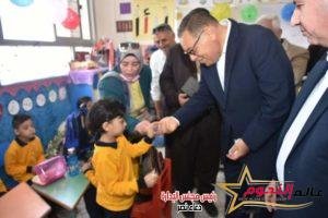محافظ الشرقية يُشارك طلاب وطالبات مدرسة الشهيد أحمد سمير شحاته للتعليم الأساسي طابور الصباح وتحية العلم 
