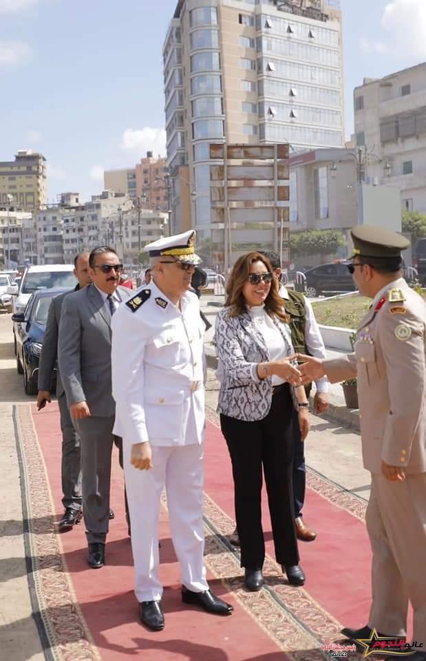 محافظ دمياط تضع إكليل الزهور على النصب التذكارى للشهداء 2 محافظ دمياط تضع إكليل الزهور على النصب التذكارى للشهداء