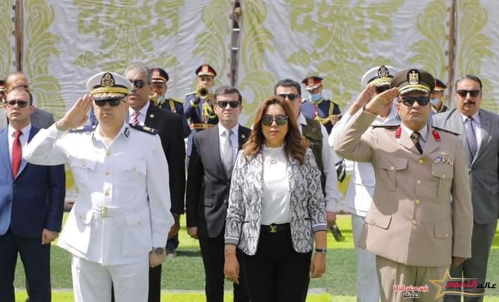 محافظ دمياط تضع إكليل الزهور على النصب التذكارى للشهداء 1 محافظ دمياط تضع إكليل الزهور على النصب التذكارى للشهداء