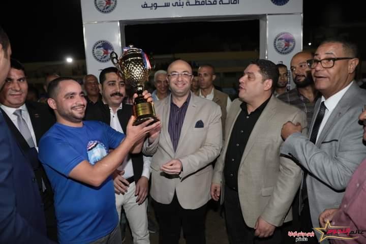 محافظ بني سويف يُسلّم كأس البطولة لفريق مركز شباب ترعة البوصة لفوزه بنهائى دوري مستقبل وطن 2 محافظ بني سويف يُسلّم كأس البطولة لفريق مركز شباب ترعة البوصة لفوزه بنهائى دوري مستقبل وطن