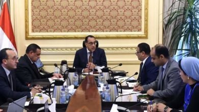 رئيس الوزراء يتابع مع وزير التنمية المحلية عدداً من ملفات عمل الوزارة