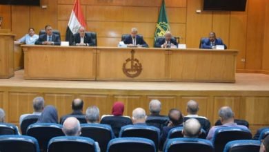 الهجان يعقد إجتماعا بحضور ممثلي الغرفة التجارية ومباحث التموين لمتابعة توافر السلع الأساسية 