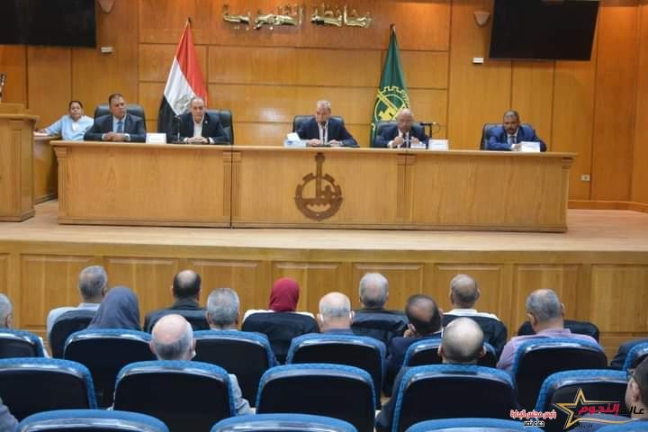 الهجان يعقد إجتماعا بحضور ممثلي الغرفة التجارية ومباحث التموين لمتابعة توافر السلع الأساسية 2 الهجان يعقد إجتماعا بحضور ممثلي الغرفة التجارية ومباحث التموين لمتابعة توافر السلع الأساسية