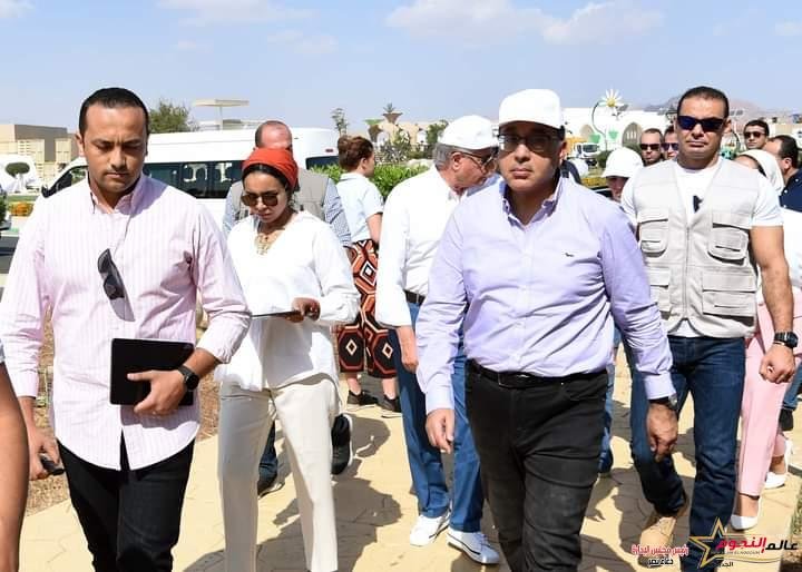 رئيس الوزراء يتفقد غرفة العمليات المركزية لإدارة فعاليات مؤتمر التغير المناخي بشرم الشيخ 2 رئيس الوزراء يتفقد غرفة العمليات المركزية لإدارة فعاليات مؤتمر التغير المناخي بشرم الشيخ
