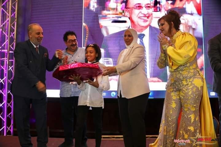 تكريم الفنان ياسر صادق عن دوره في مسلسل "المداح" بحفل عالم النجوم
