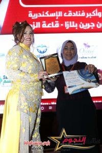 الإعلامية د. دعاء نصر تكرم فريق العمل بجريدة عالم النجوم على الجهد المبذول