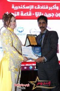 الإعلامية د. دعاء نصر تكرم فريق العمل بجريدة عالم النجوم على الجهد المبذول