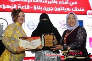 الإعلامية د. دعاء نصر تكرم فريق العمل بجريدة عالم النجوم على الجهد المبذول