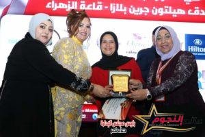 الإعلامية د. دعاء نصر تكرم فريق العمل بجريدة عالم النجوم على الجهد المبذول