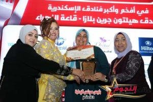 الإعلامية د. دعاء نصر تكرم فريق العمل بجريدة عالم النجوم على الجهد المبذول