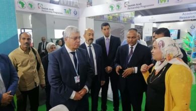 وزير التعليم العالي يتفقد جناح وزارة التعليم العالي والبحث العلمي في المنطقة الخضراء