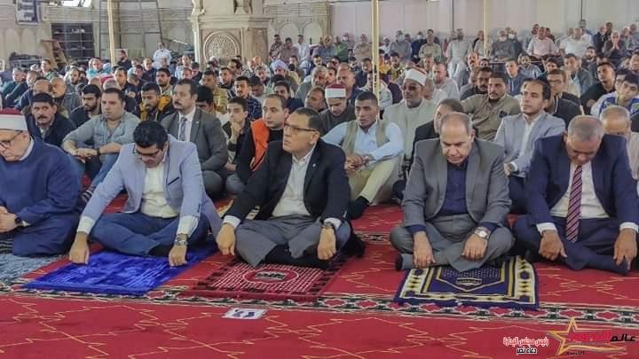 محافظ الشرقية يؤدى صلاة الجمعة بمسجد الفتح بمدينة الزقازيق 2 محافظ الشرقية يؤدى صلاة الجمعة بمسجد الفتح بمدينة الزقازيق