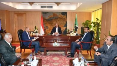 محافظ الفيوم يناقش مع ممثلي الجهات الشريكة بمصنع جرفس للأعلاف نتائج التشغيل التجريبي