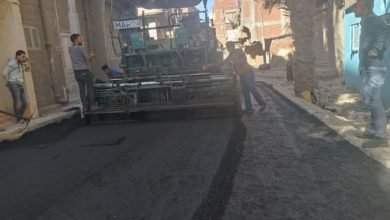 محافظ دمياط تتابع الأعمال الجارية للرصف بالأسفلت بشارع العباسى بغيط النصارى