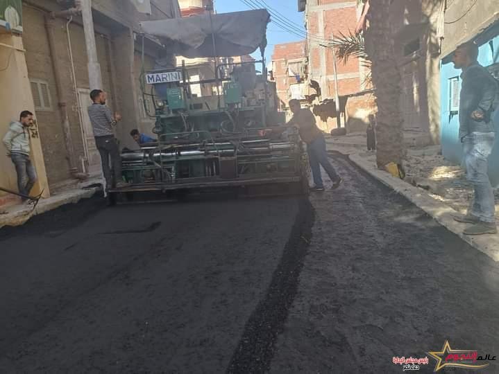 محافظ دمياط تتابع الأعمال الجارية للرصف بالأسفلت بشارع العباسى بغيط النصارى