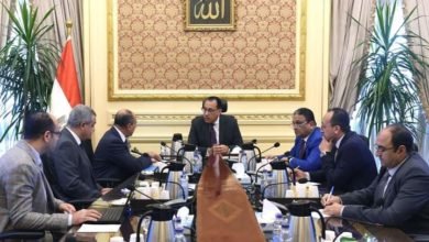 رئيس الوزراء يستعرض مع وزير الطيران المدني عددا من ملفات العمل 