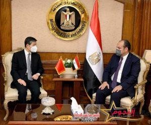 وزير التجارة والصناعة يبحث مع سفير الصين بالقاهرة سبل تعزيز التعاون الاقتصادي بين البلدين