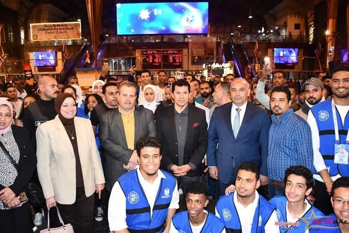 صبحي يودع المشاركين في أولى أفواج قطار الشباب المتجه إلى الأقصر وأسوان من محطة رمسيس