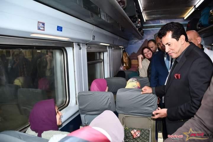 صبحي يودع المشاركين في أولى أفواج قطار الشباب المتجه إلى الأقصر وأسوان من محطة رمسيس