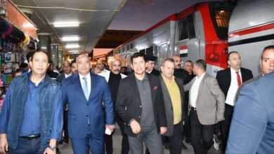 صبحي يودع المشاركين في أولى أفواج قطار الشباب المتجه إلى الأقصر وأسوان من محطة رمسيس