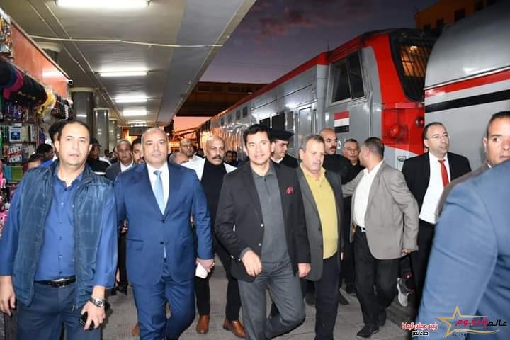 صبحي يودع المشاركين في أولى أفواج قطار الشباب المتجه إلى الأقصر وأسوان من محطة رمسيس