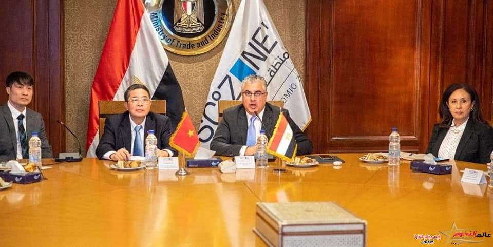 رئيس اقتصادية قناة السويس يستقبل نائب الجمعية الوطنية الفيتنامية لبحث سبل التعاون المشترك