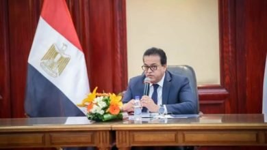 عبد الغفار يوجه بالتنسيق مع النقابة العامة للصيادلة لوضع آليات منظمة لحل مشكلات إعطاء الحقن داخل الصيدليات