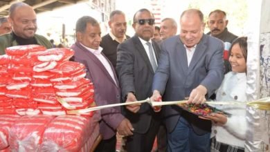 سعد يفتتح معرض الغرفة التجارية لبيع السلع الغذائية بأسعار مخفضة