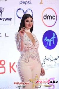 الأبيض والأسود يسيطران على أزياء النجمات في حفل افتتاح مهرجان القاهرة السينمائي 
