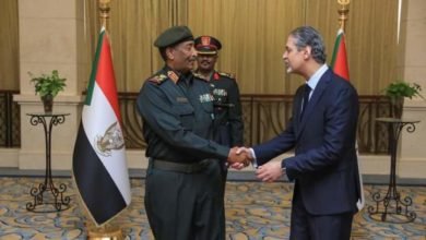 سفير مصر الجديد لدى السودان يقدم أوراق اعتماده لرئيس المجلس السيادي الانتقالي السوداني