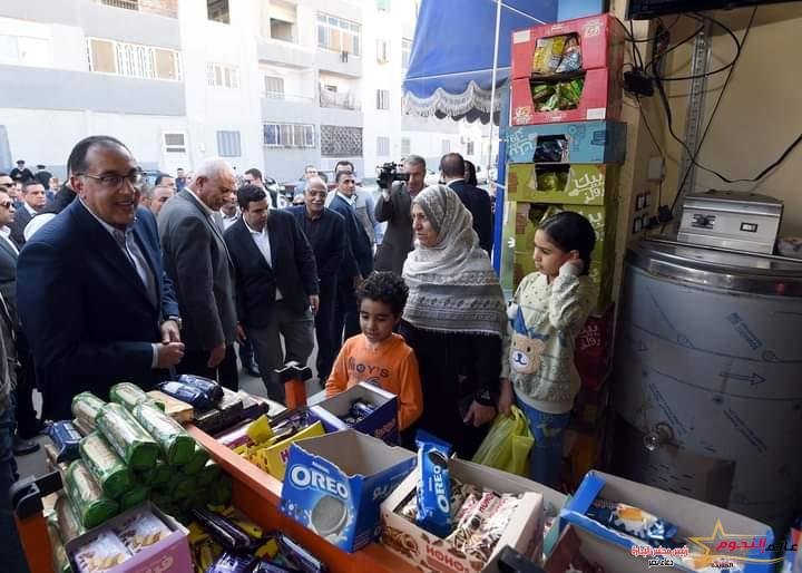 مدبولى يتفقد عدداً من المحال التجارية بنطاق مساكن مدينة 24 أكتوبر المطورة بحي فيصل