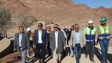 شحاتة يتفقد مشروع التجلي الاعظم بجنوب سيناء ويسلم عمالة غير منتظمة "شهادات تأمين"