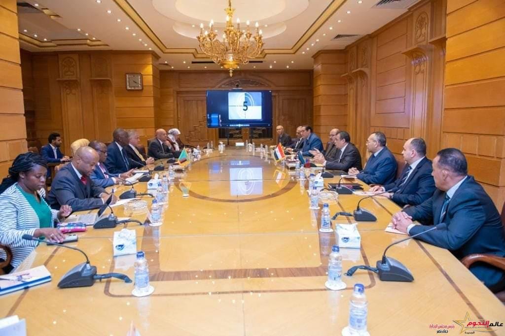 "وزير الدولة للإنتاج الحربى" يبحث مع "وزير العلوم والتكنولوجيا الزامبي" سبل التعاون المشترك