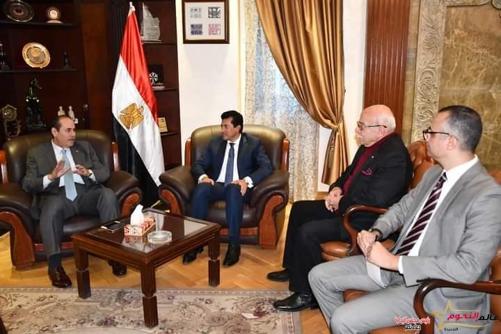 وزير الشباب والرياضة يلتقي رئيس مجلس إدارة بنك الشركة المصرفية العربية الدولية SAIB