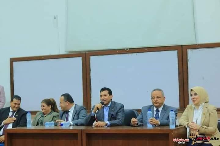 وزير الشباب والرياضة يلتقى مجموعة كبيرة من الشباب داخل جامعة الاسكندرية