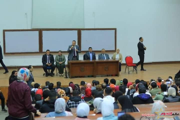 وزير الشباب والرياضة يلتقى مجموعة كبيرة من الشباب داخل جامعة الاسكندرية