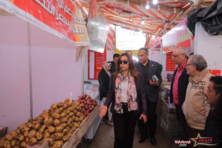 محافظ دمياط تجرى جولة تفقدية لمتابعة حركة السلع بالأسواق